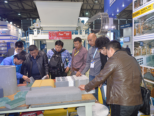 上海宝马展客户了解我们的砖机制品