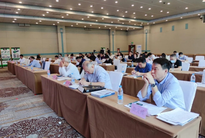 本次会议围绕《京津冀及周边地区工业资源综合利用产业协同转型提升计划（2020-2022）》展开讨论