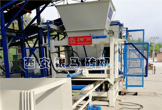 全自动制砖机成套设备不断提升技术与品质，目标登顶行业珠峰！