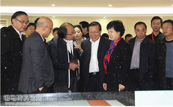 贵州省副省长对银马透水砖机设备的参观认可